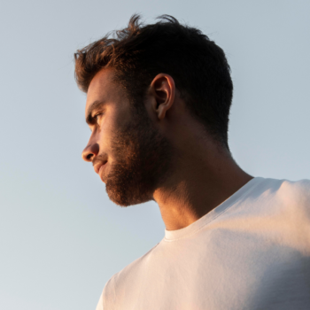 Hombre joven mirando al cielo.