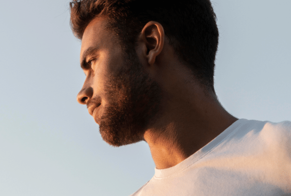 Hombre joven mirando al cielo.