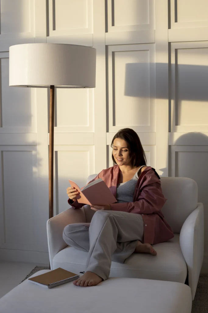 Mujer leyendo relajada en un sillón, simbolizando el alivio de las migrañas tras un Test DAO.