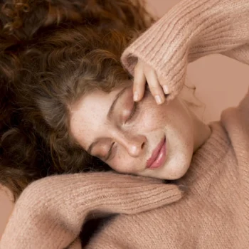 Mujer joven descansando plácidamente, simbolizando el bienestar y equilibrio tras una analítica ELLA.