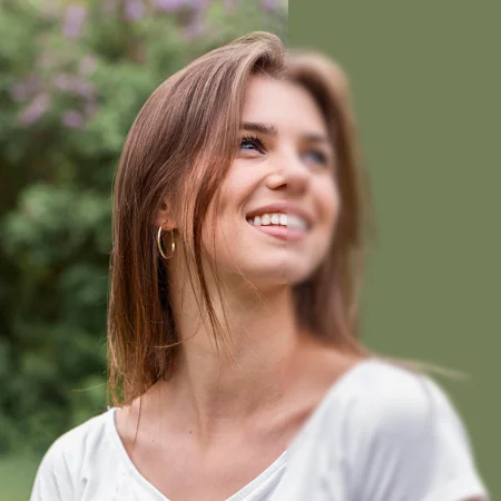 Mujer joven sonriendo con seguridad, representando la confianza en el respaldo científico de las pruebas genéticas.