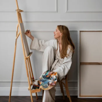 Mujer pintando feliz en casa, simbolizando la tranquilidad mental tras una prueba negativa de VIH