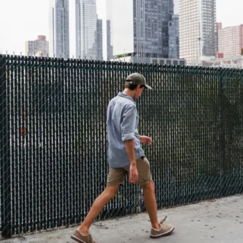 Hombre joven caminando con decisión, simbolizando el paso adelante al resolver dudas con una prueba de paternidad.