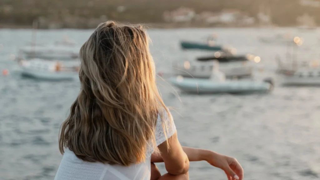Mujer mirando al mar relajada, simbolizando la paz mental tras una prueba de ETS negativa