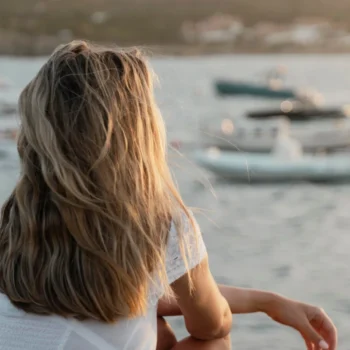 Mujer mirando al mar relajada, simbolizando la paz mental tras una prueba de ETS negativa