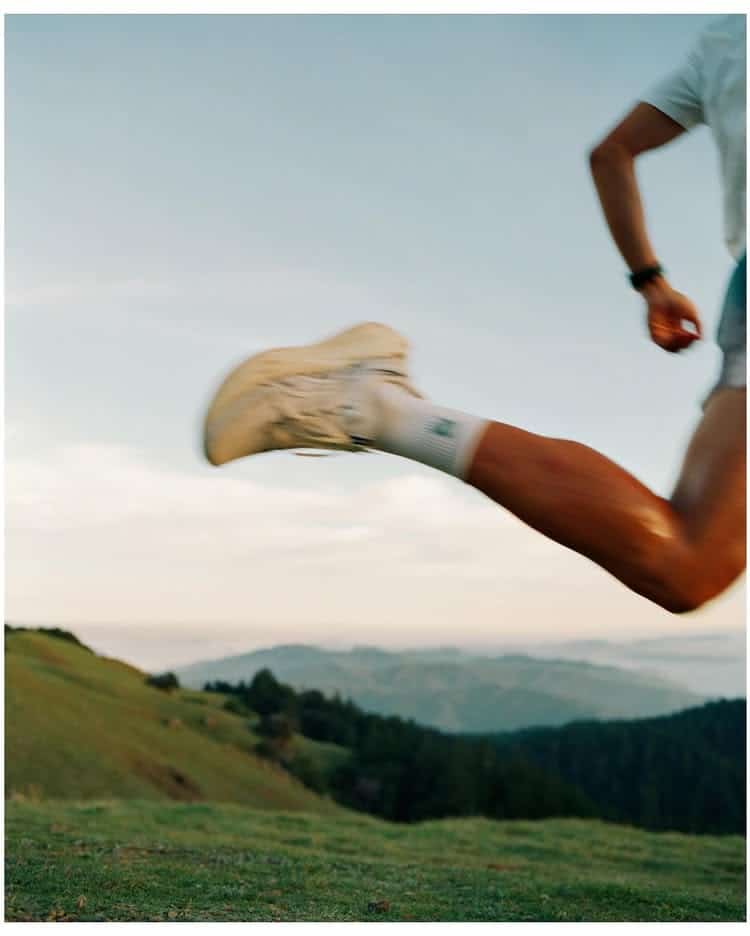 Persona corriendo en la montaña
